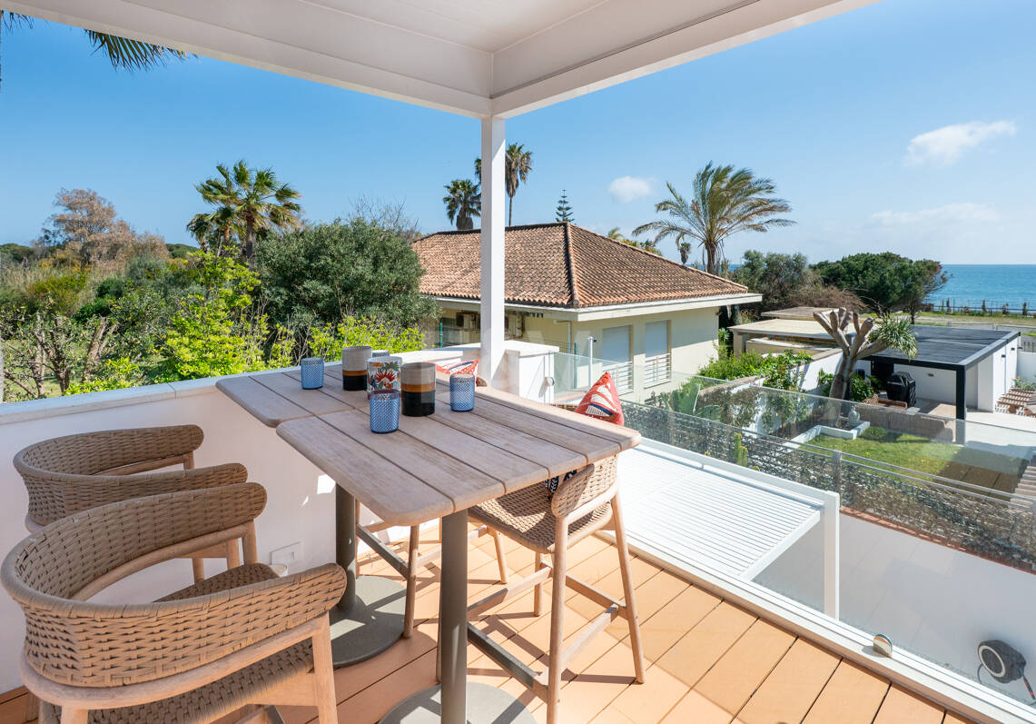 Moderne Strandvilla mit Meerblick und fortschrittlicher Smart-Home-Technologie
