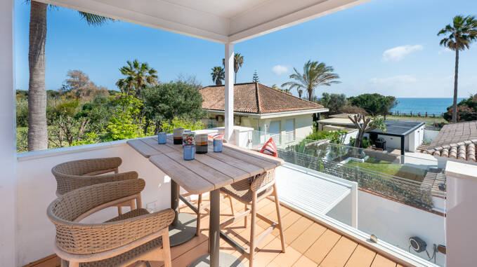 Moderne Strandvilla mit Meerblick und fortschrittlicher Smart-Home-Technologie