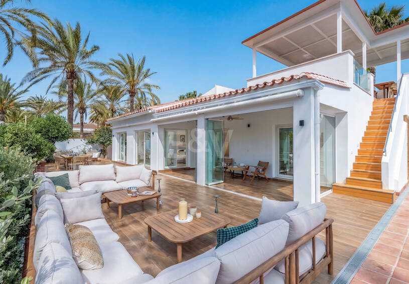 Modern Beachfront Villa with Sea Views and Advanced Smart-Home Technology