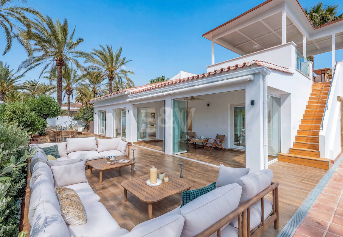 Modern Beachfront Villa with Sea Views and Advanced Smart-Home Technology