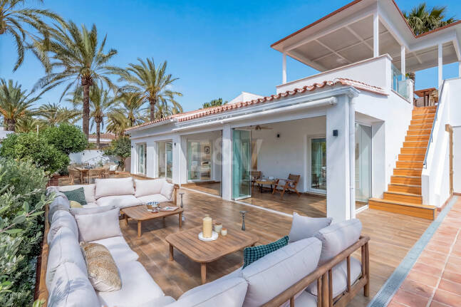 Modern Beachfront Villa with Sea Views and Advanced Smart-Home Technology