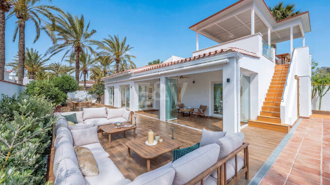 Moderne Strandvilla mit Meerblick und fortschrittlicher Smart-Home-Technologie