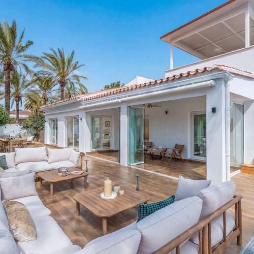 Modern Beachfront Villa with Sea Views and Advanced Smart-Home Technology