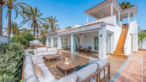 Villa moderna junto a la playa con vistas al mar y tecnología avanzada de hogar inteligente