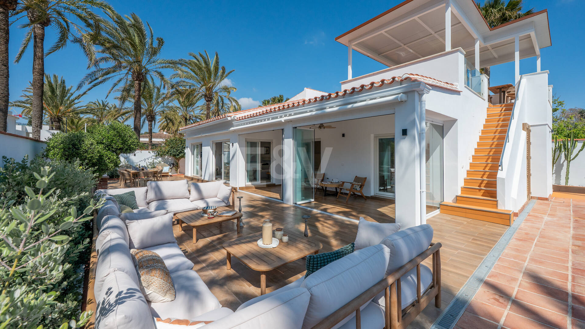 Modern Beachfront Villa with Sea Views and Advanced Smart-Home Technology