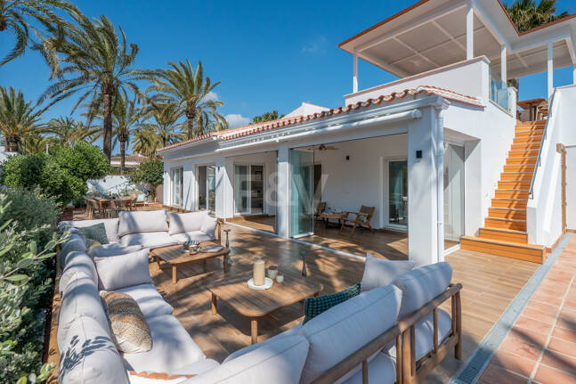 Modern Beachfront Villa with Sea Views and Advanced Smart-Home Technology