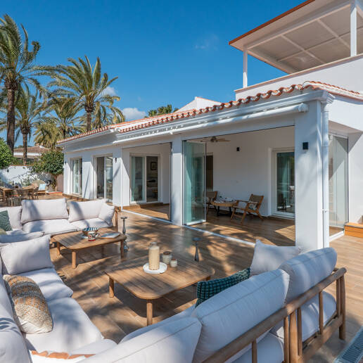 Modern Beachfront Villa with Sea Views and Advanced Smart-Home Technology