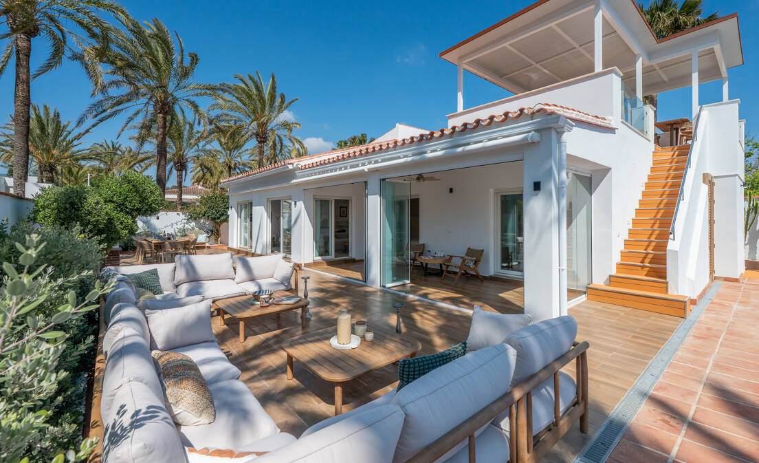 Modern Beachfront Villa with Sea Views and Advanced Smart-Home Technology