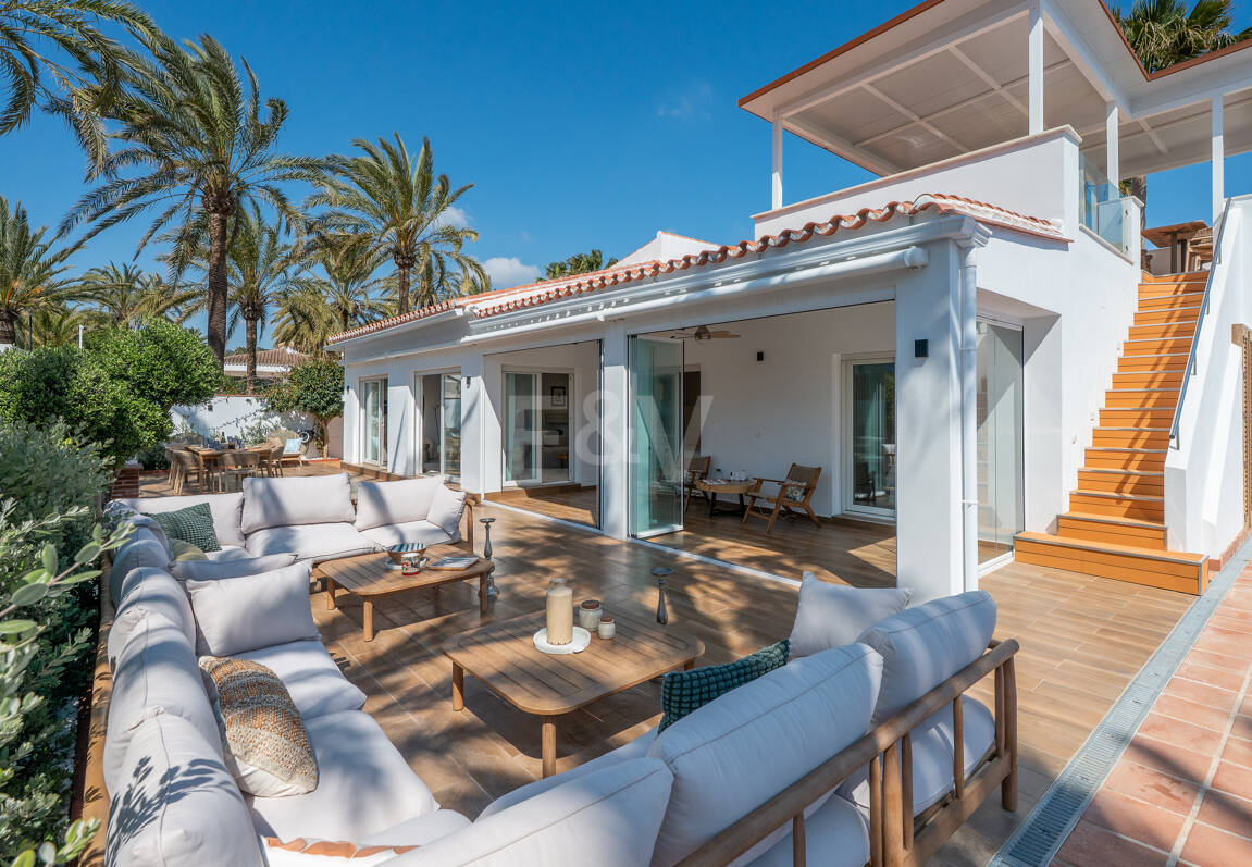 Modern Beachfront Villa with Sea Views and Advanced Smart-Home Technology