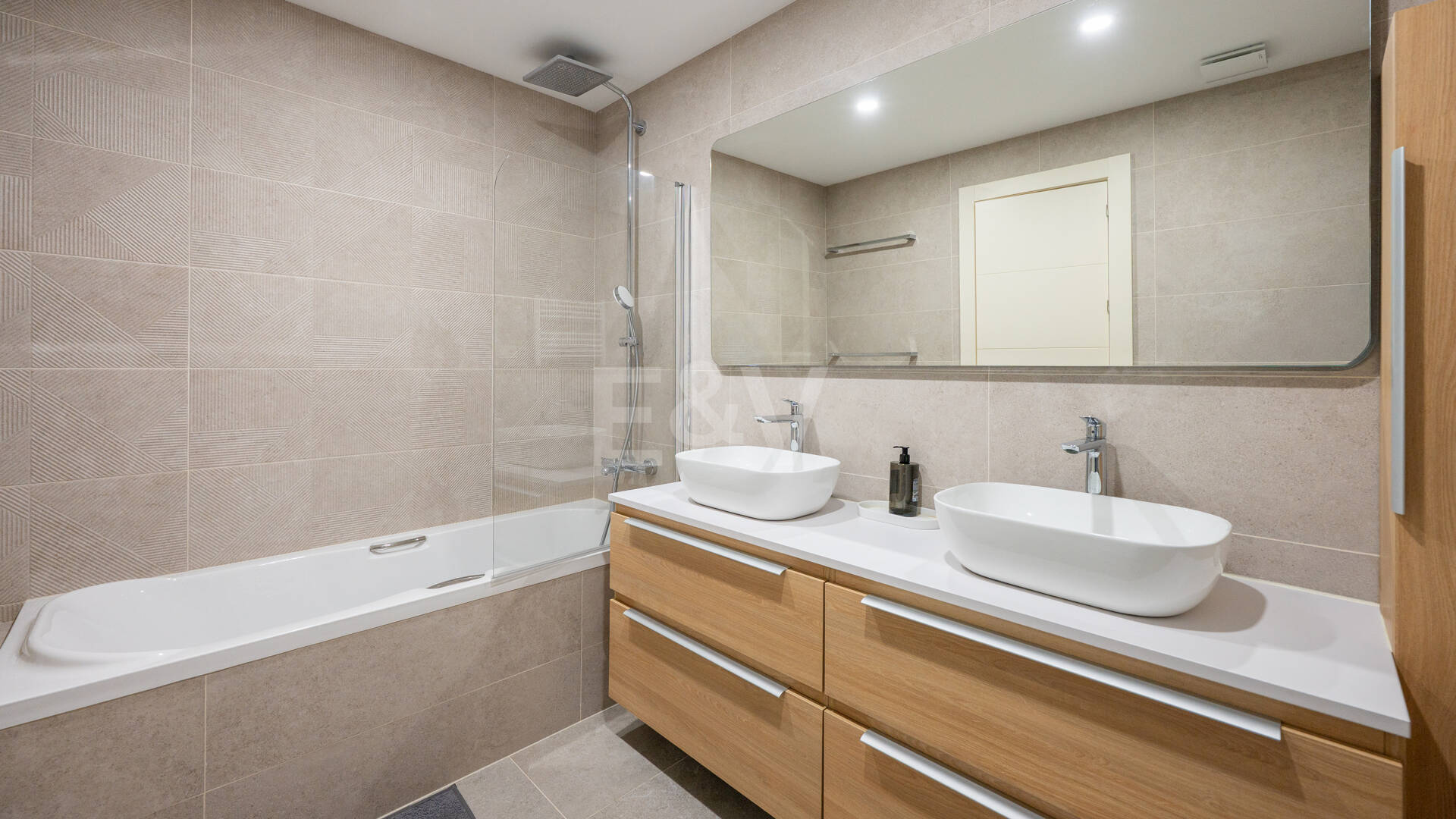 Modern Beachfront Villa with Sea Views and Advanced Smart-Home Technology