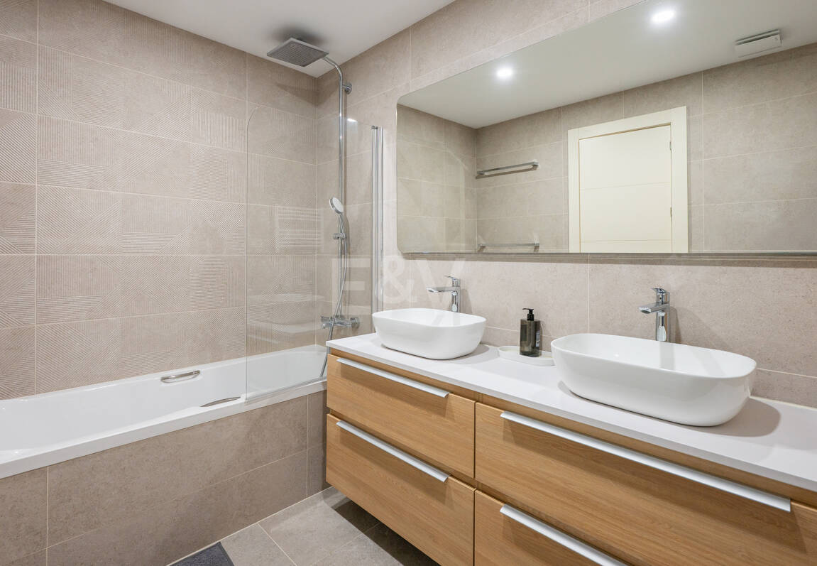 Modern Beachfront Villa with Sea Views and Advanced Smart-Home Technology