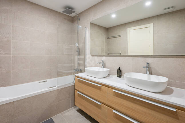 Modern Beachfront Villa with Sea Views and Advanced Smart-Home Technology