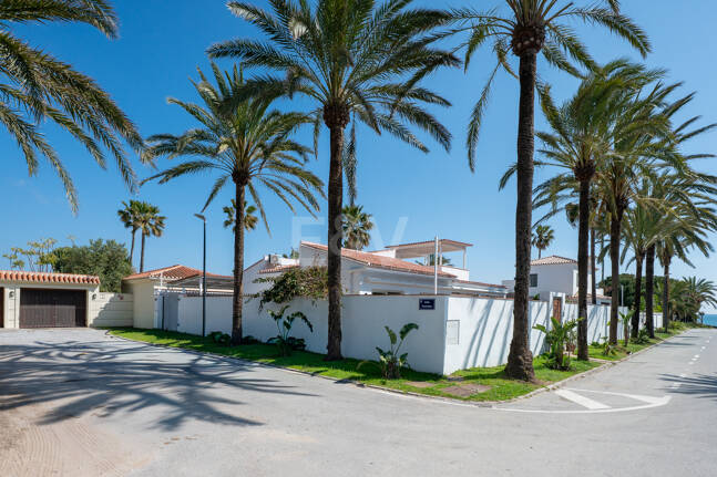 Modern Beachfront Villa with Sea Views and Advanced Smart-Home Technology