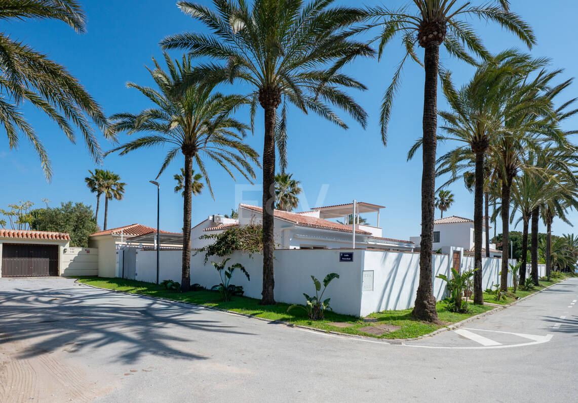 Moderne Strandvilla mit Meerblick und fortschrittlicher Smart-Home-Technologie