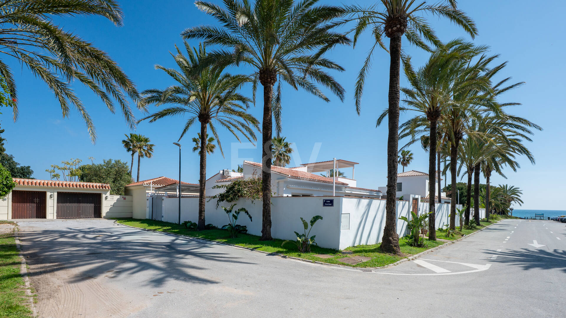 Modern Beachfront Villa with Sea Views and Advanced Smart-Home Technology