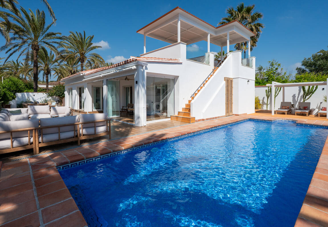 Modern Beachfront Villa with Sea Views and Advanced Smart-Home Technology