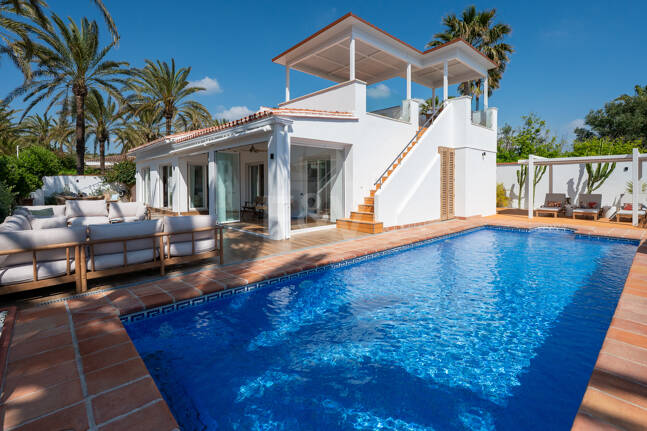 Modern Beachfront Villa with Sea Views and Advanced Smart-Home Technology