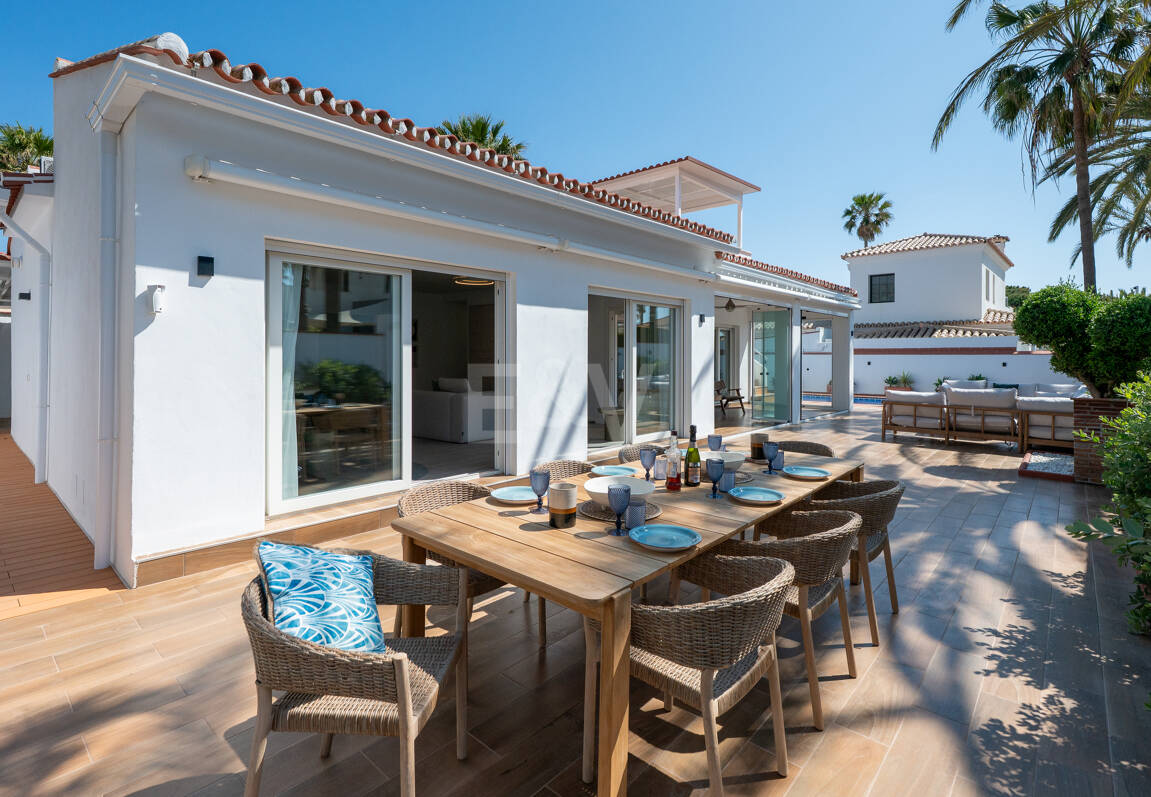 Modern Beachfront Villa with Sea Views and Advanced Smart-Home Technology