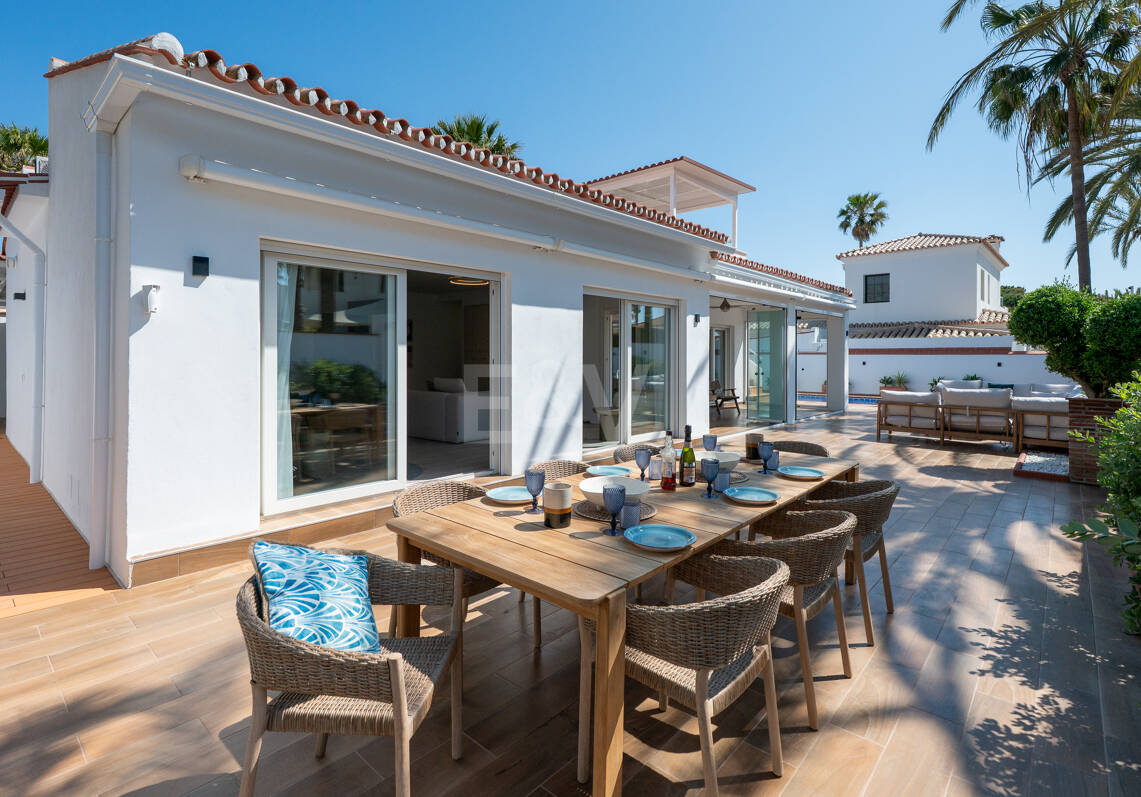 Moderne Strandvilla mit Meerblick und fortschrittlicher Smart-Home-Technologie