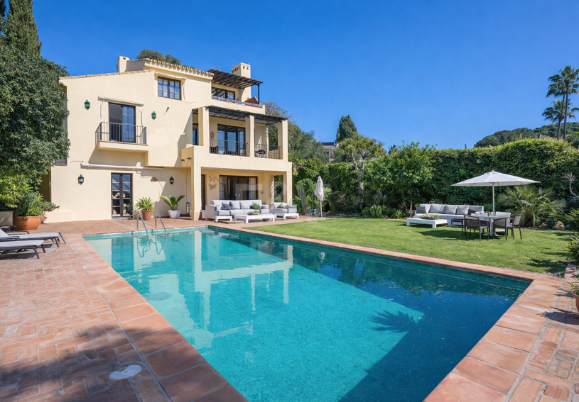 Andalusische Villa mit Meerblick, privatem Garten und Pool