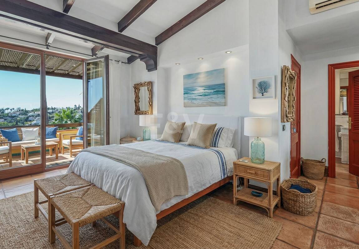 Andalusische Villa mit Meerblick, privatem Garten und Pool