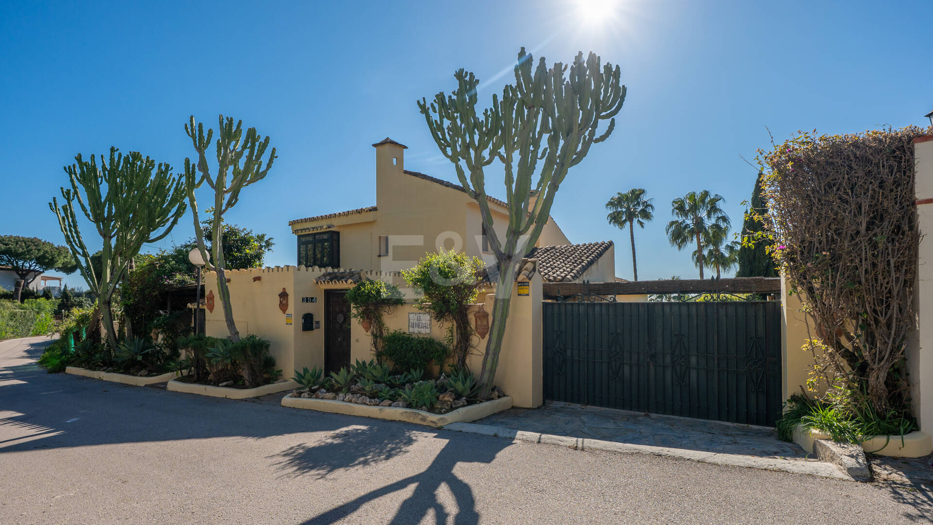 Andalusische Villa mit Meerblick, privatem Garten und Pool