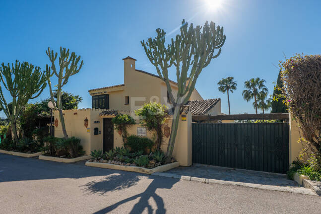 Andalusische Villa mit Meerblick, privatem Garten und Pool
