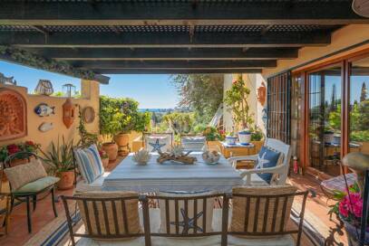 Andalusische Villa mit Meerblick, privatem Garten und Pool