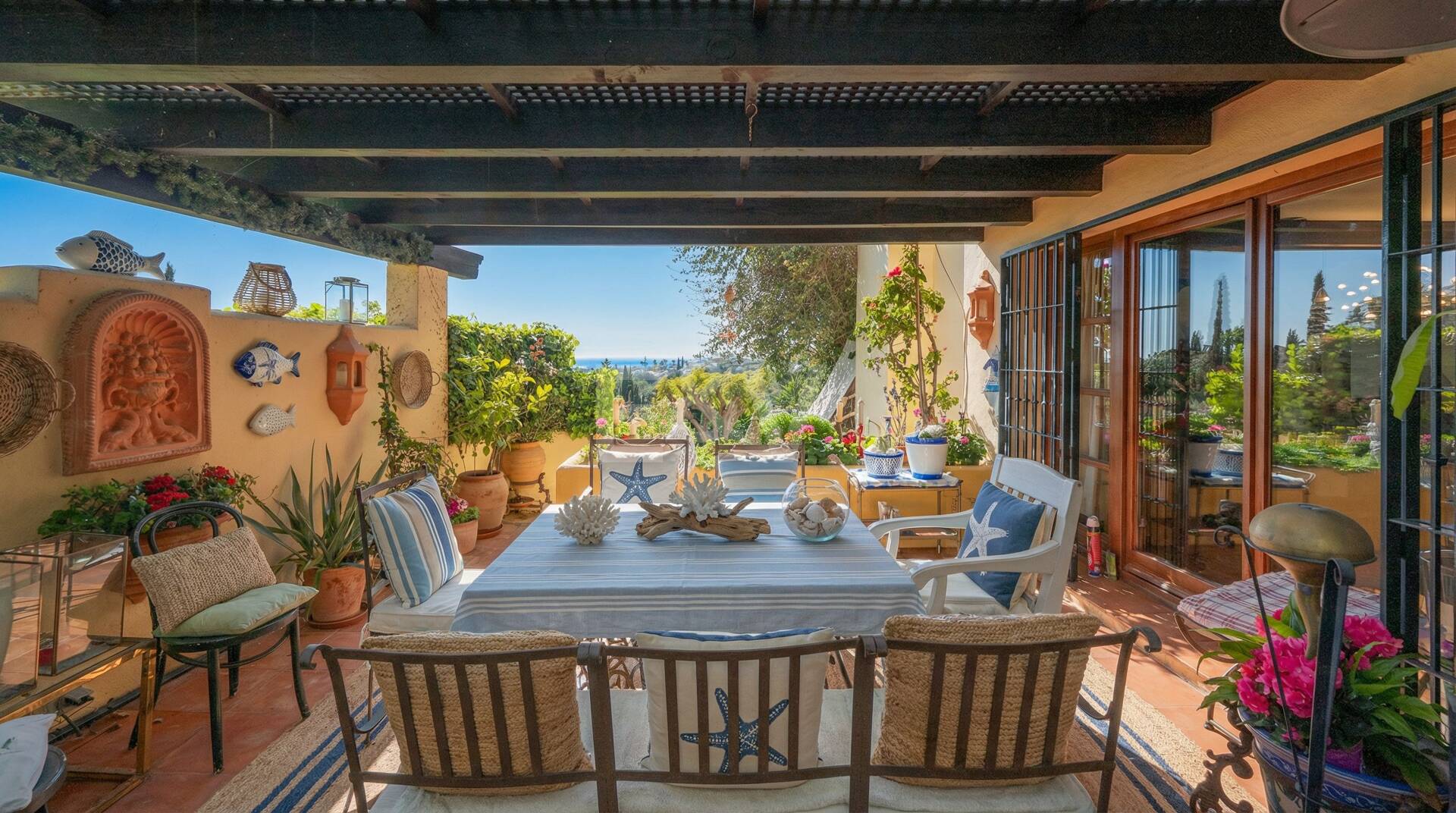 Andalusische Villa mit Meerblick, privatem Garten und Pool
