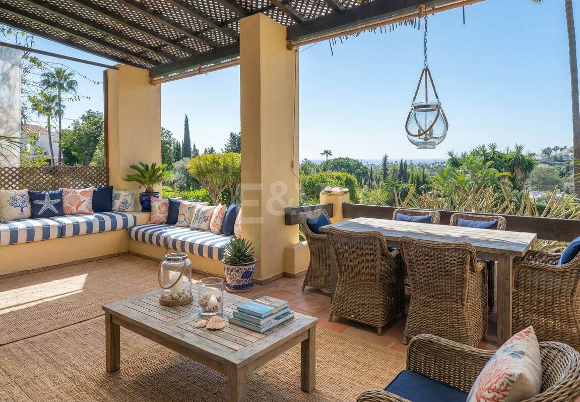 Andalusische Villa mit Meerblick, privatem Garten und Pool