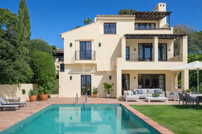 Andalusische Villa mit Meerblick, privatem Garten und Pool