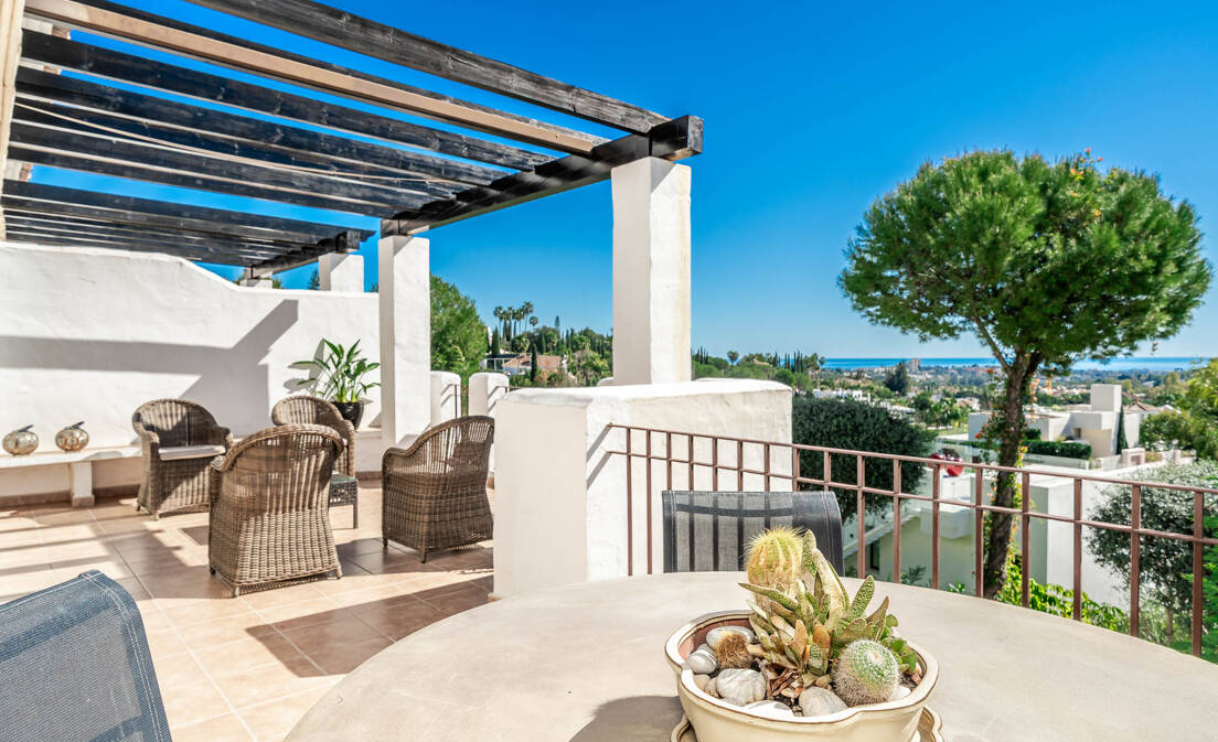 Elegante dúplex con vistas panorámicas al mar en comunidad cerrada y muy solicitada