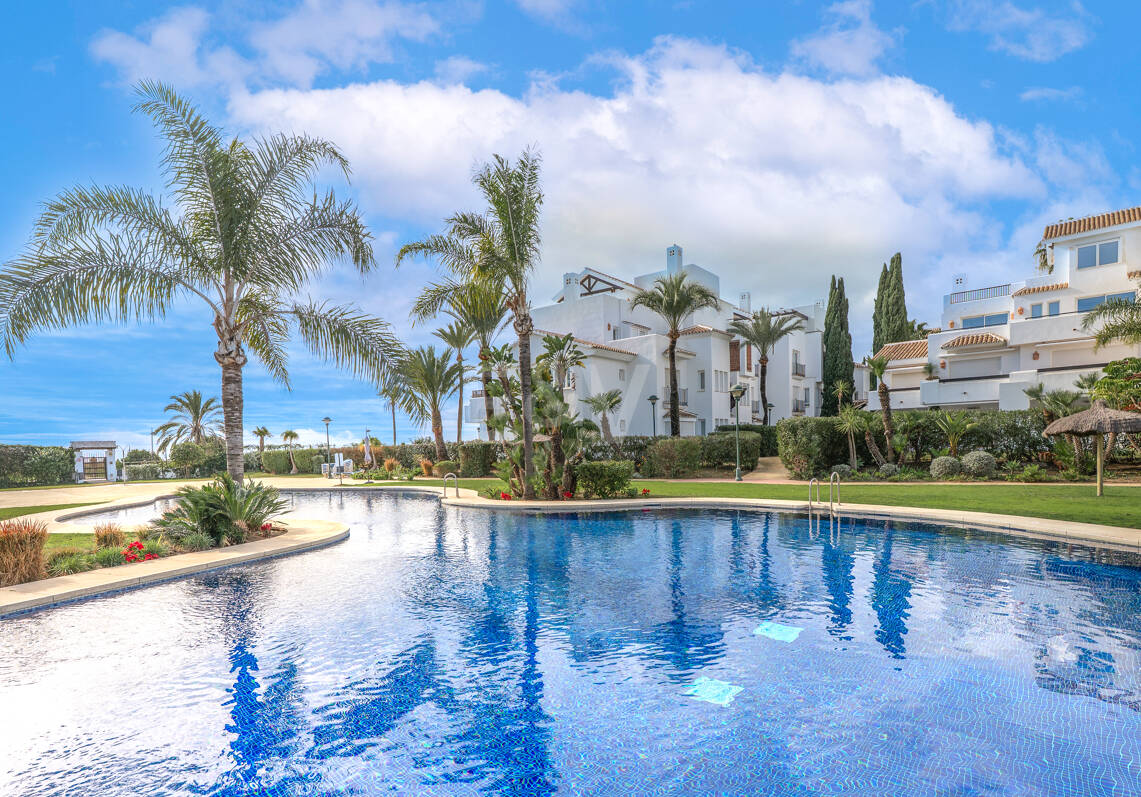 Apartamento con jardín en primera línea de mar en Palm Beach, Los Monteros