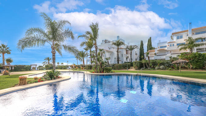 Apartament nad brzegiem morza z ogrodem w Palm Beach, Los Monteros