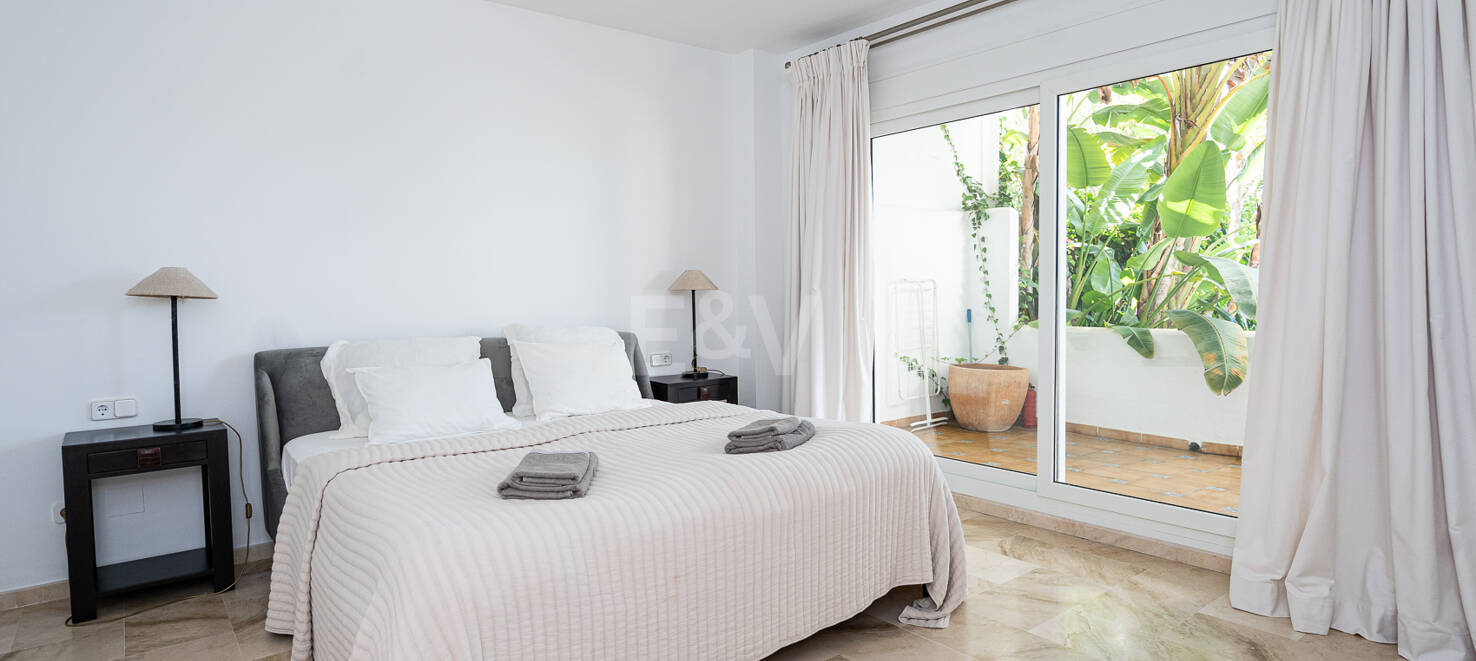 Seafront Apartment with Garden in Palm Beach, Los Monteros