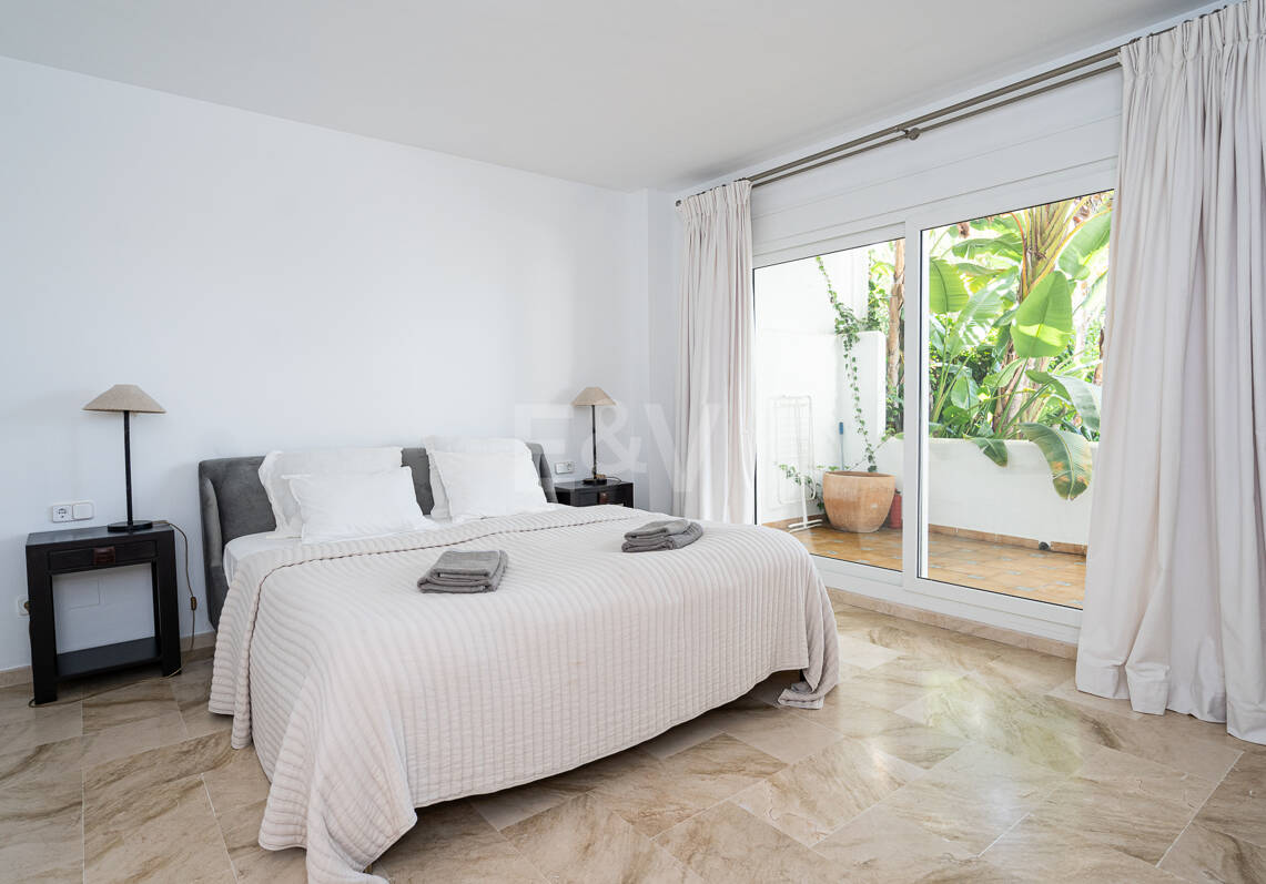 Apartamento con jardín en primera línea de mar en Palm Beach, Los Monteros