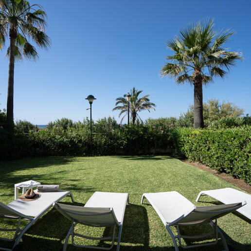 Seafront Apartment with Garden in Palm Beach, Los Monteros