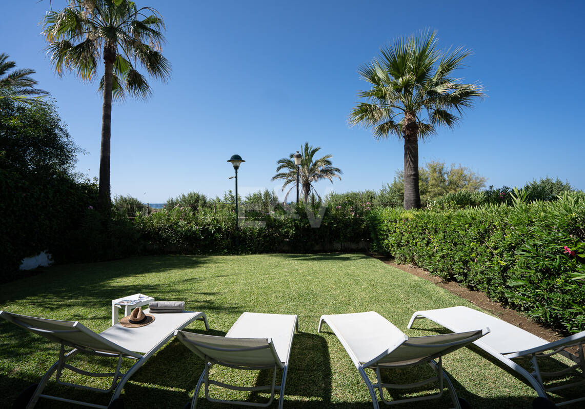 Apartamento con jardín en primera línea de mar en Palm Beach, Los Monteros