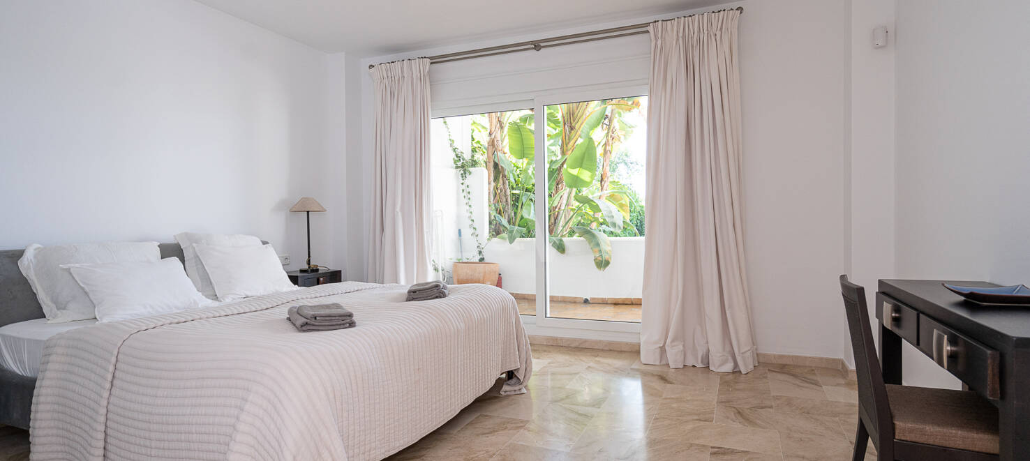 Seafront Apartment with Garden in Palm Beach, Los Monteros