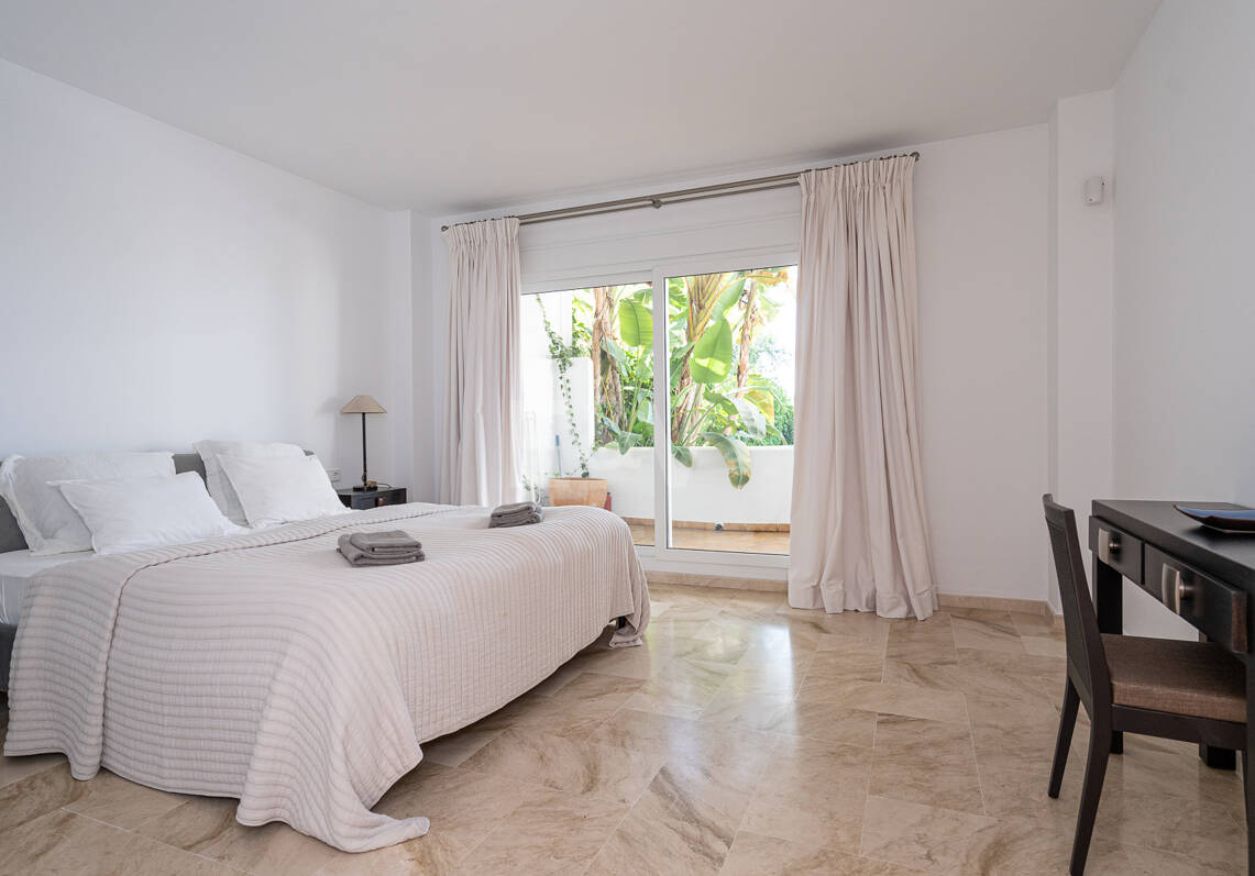 Apartamento con jardín en primera línea de mar en Palm Beach, Los Monteros