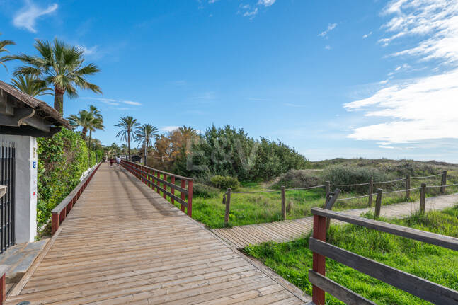 Seafront Apartment with Garden in Palm Beach, Los Monteros