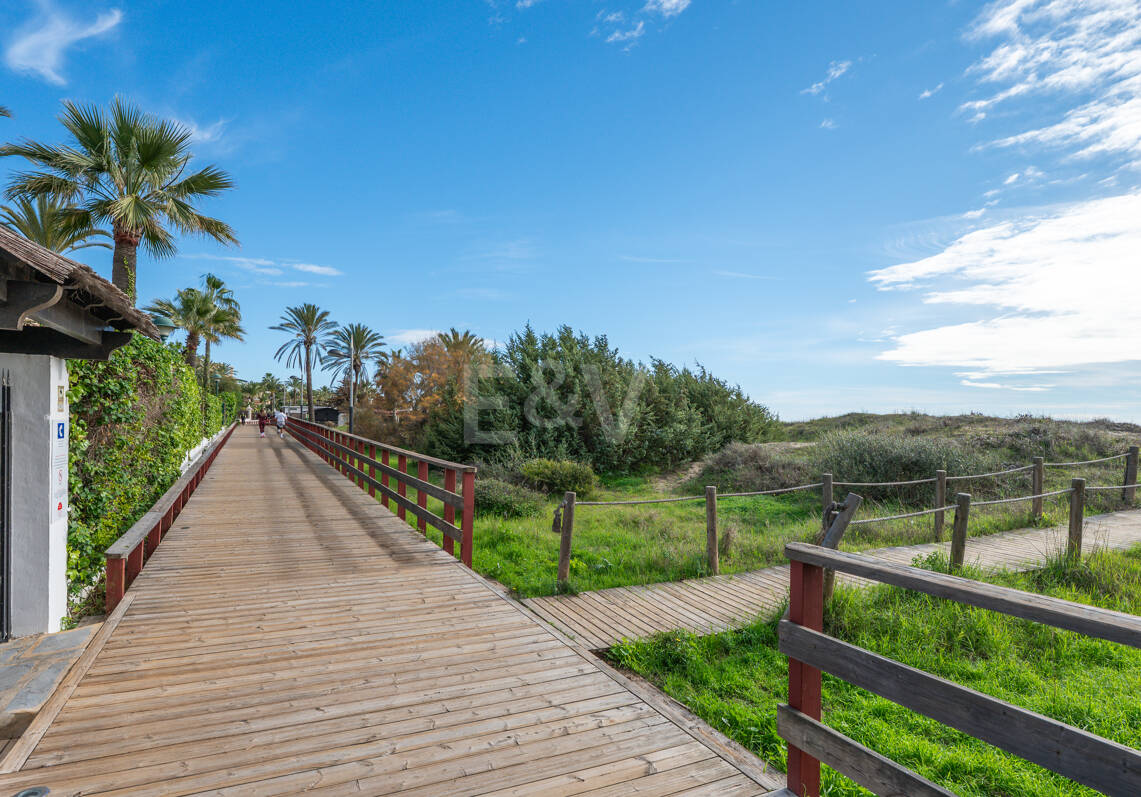 Apartamento con jardín en primera línea de mar en Palm Beach, Los Monteros