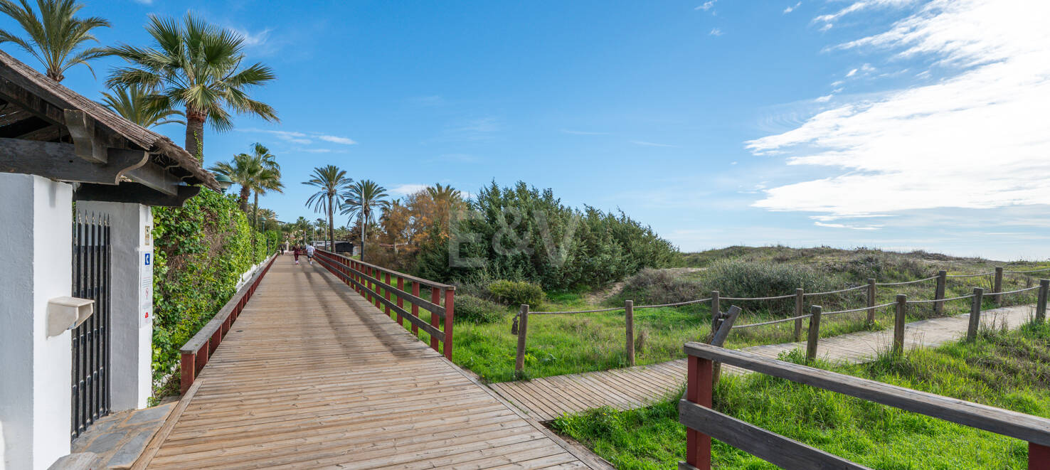 Seafront Apartment with Garden in Palm Beach, Los Monteros