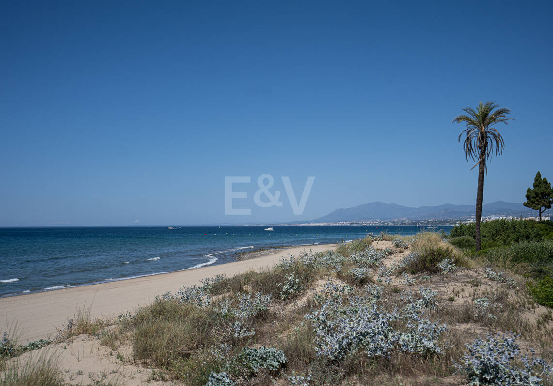 Apartamento con jardín en primera línea de mar en Palm Beach, Los Monteros