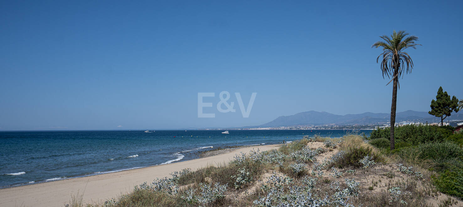 Seafront Apartment with Garden in Palm Beach, Los Monteros