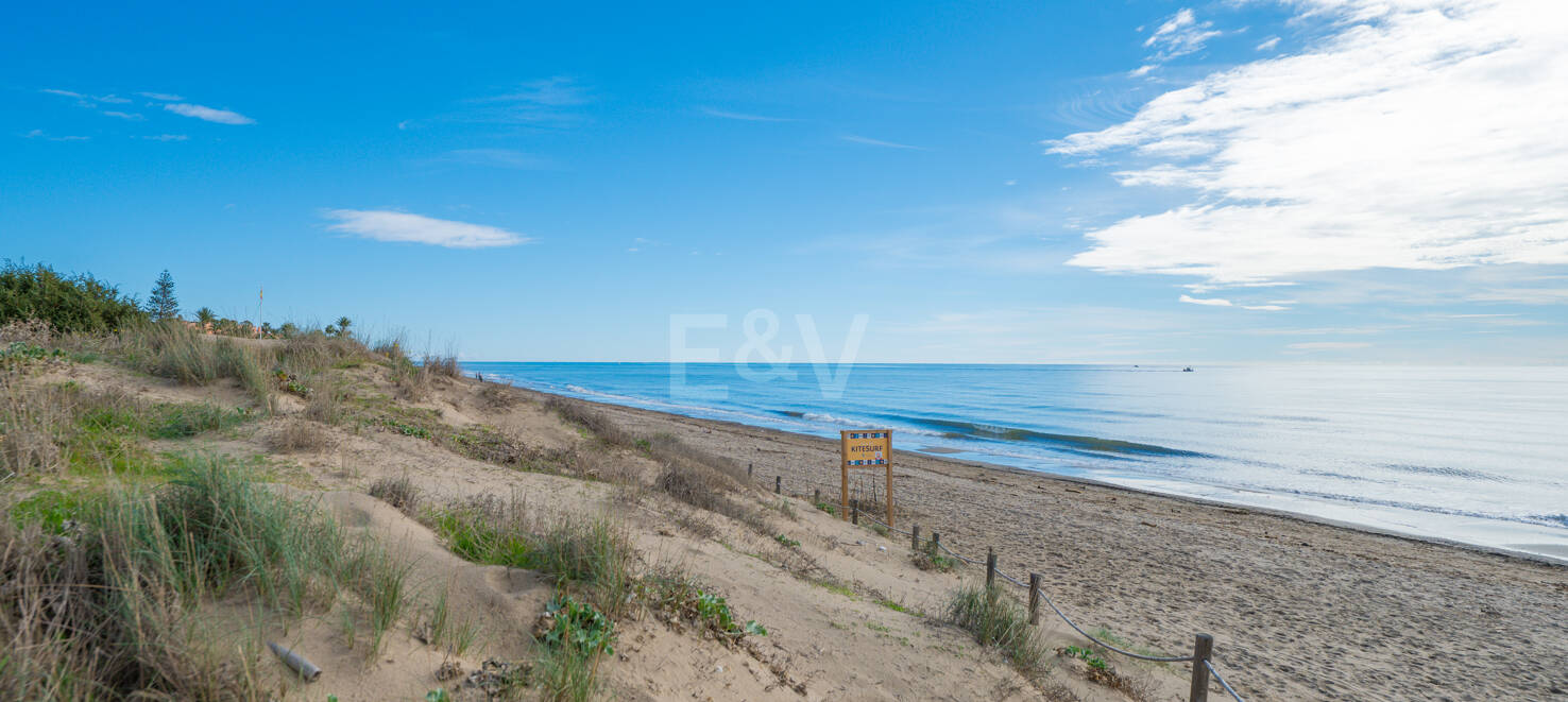 Seafront Apartment with Garden in Palm Beach, Los Monteros