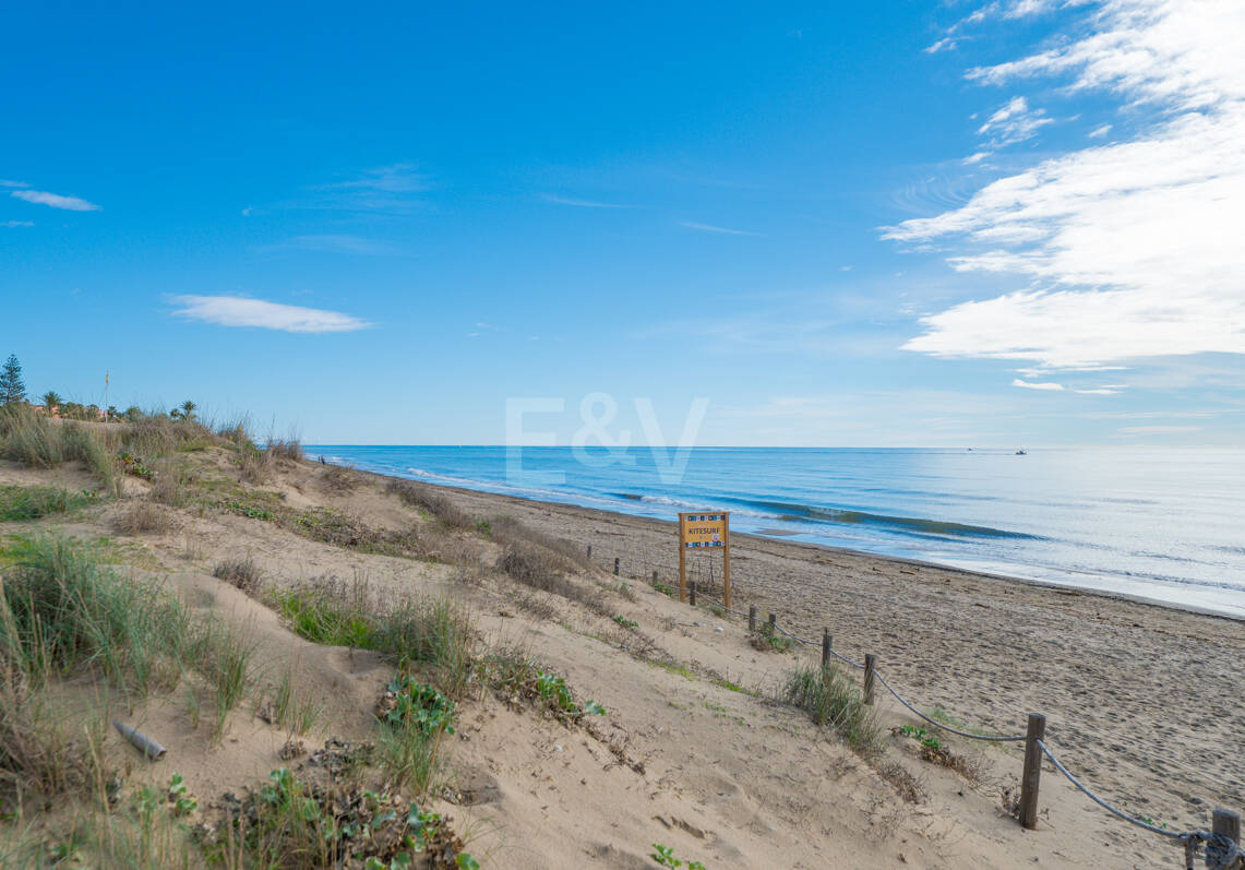 Apartamento con jardín en primera línea de mar en Palm Beach, Los Monteros