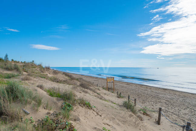 Seafront Apartment with Garden in Palm Beach, Los Monteros