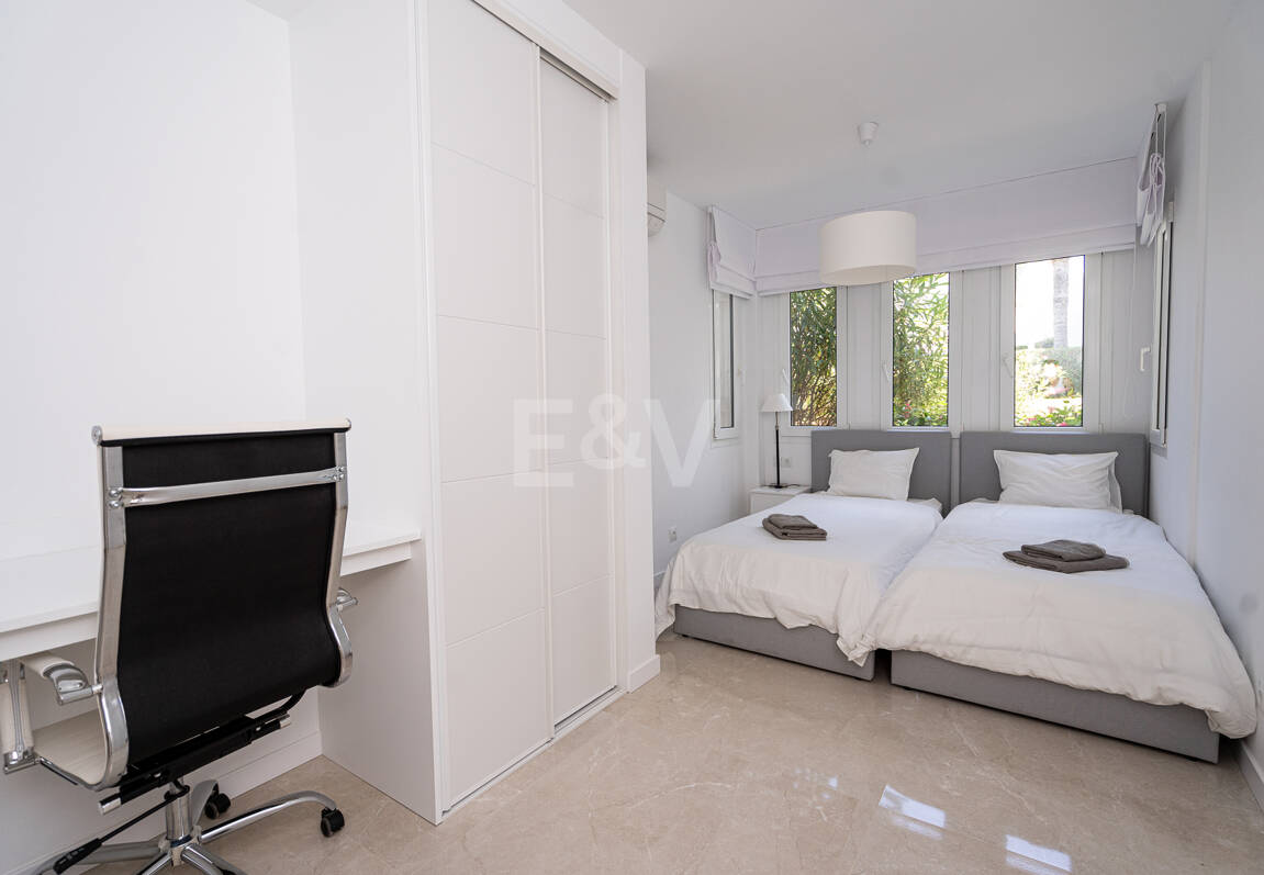 Seafront Apartment with Garden in Palm Beach, Los Monteros