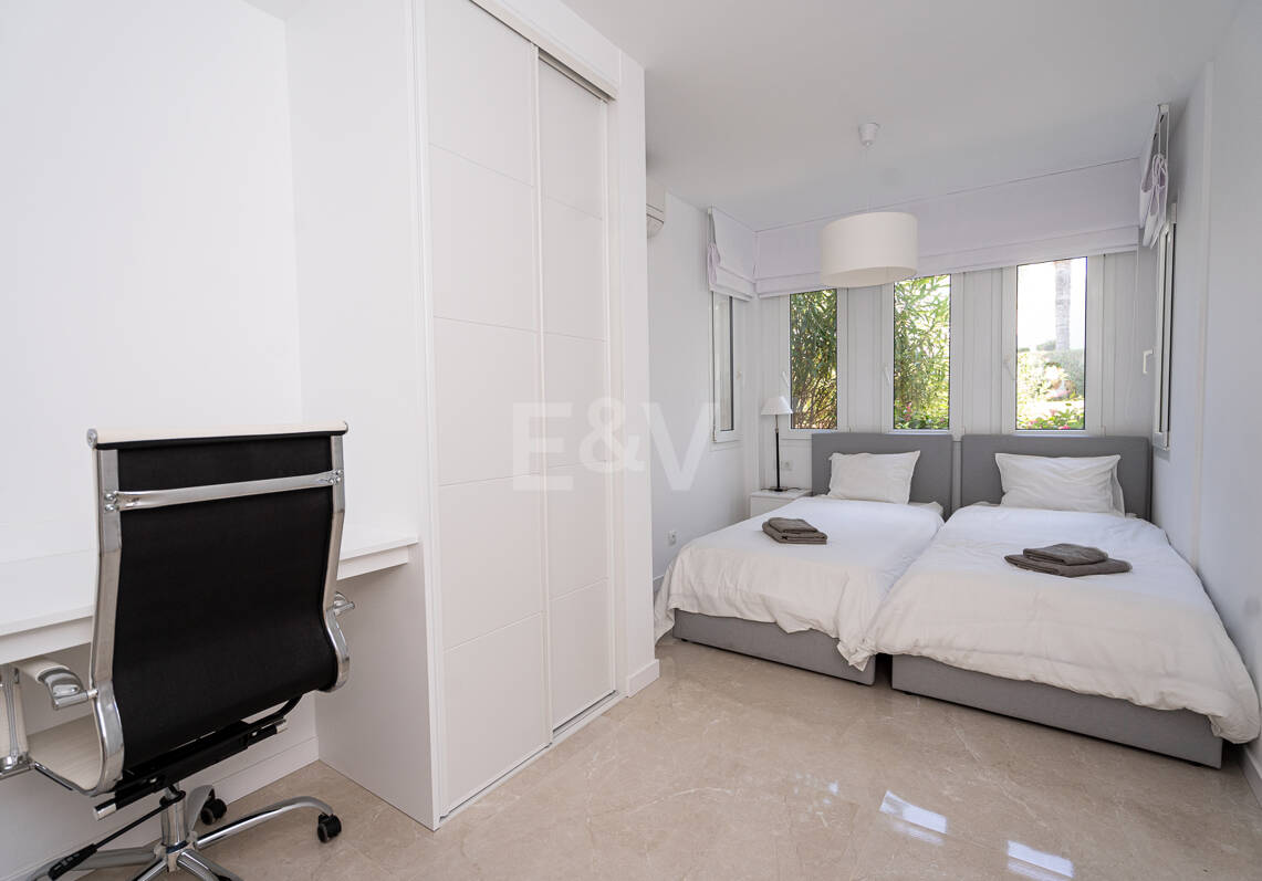 Apartamento con jardín en primera línea de mar en Palm Beach, Los Monteros
